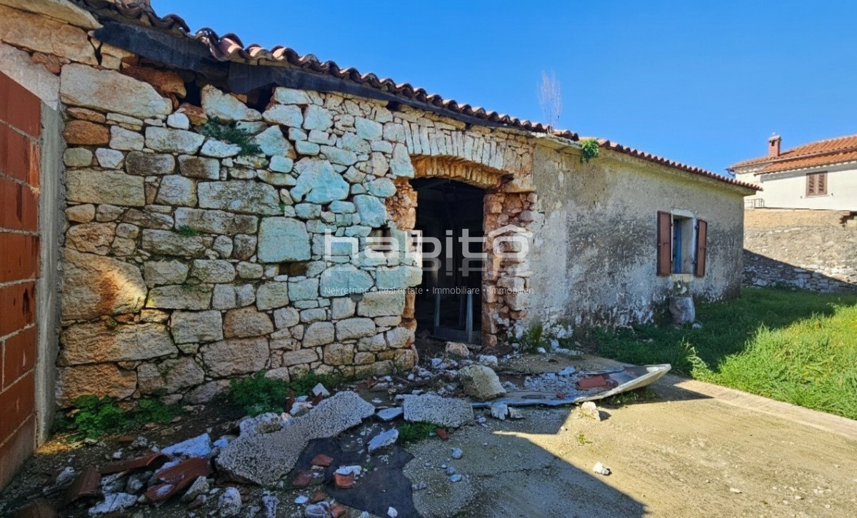 Casale in pietra con progetto per villa con piscina – 250m dal centro, 10km dal mare