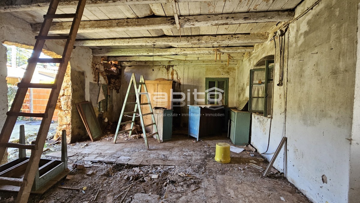 Casale in pietra con progetto per villa con piscina – 250m dal centro, 10km dal mare