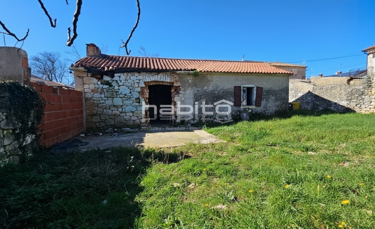 Casale in pietra con progetto per villa con piscina – 250m dal centro, 10km dal mare