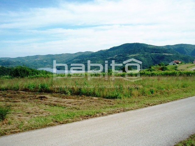 Motovun (10 km) - Terreno edificabile con vista su Montona e il lago di Butoniga!