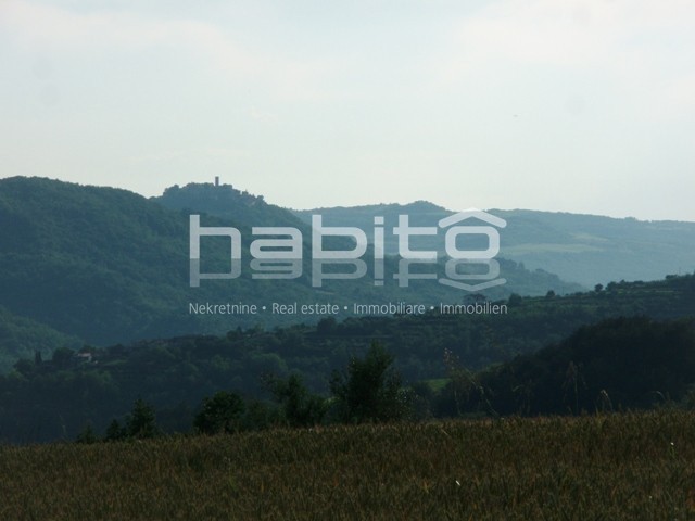 Motovun (10 km) - Terreno edificabile con vista su Montona e il lago di Butoniga!