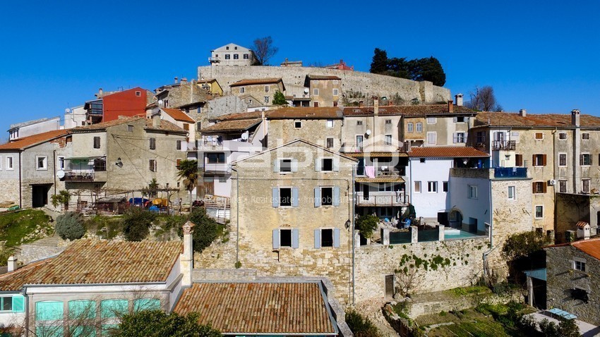 MOTOVUN - BELLA CASA DI PIETRA IN VENDITA - VISTA FANTASTICA!