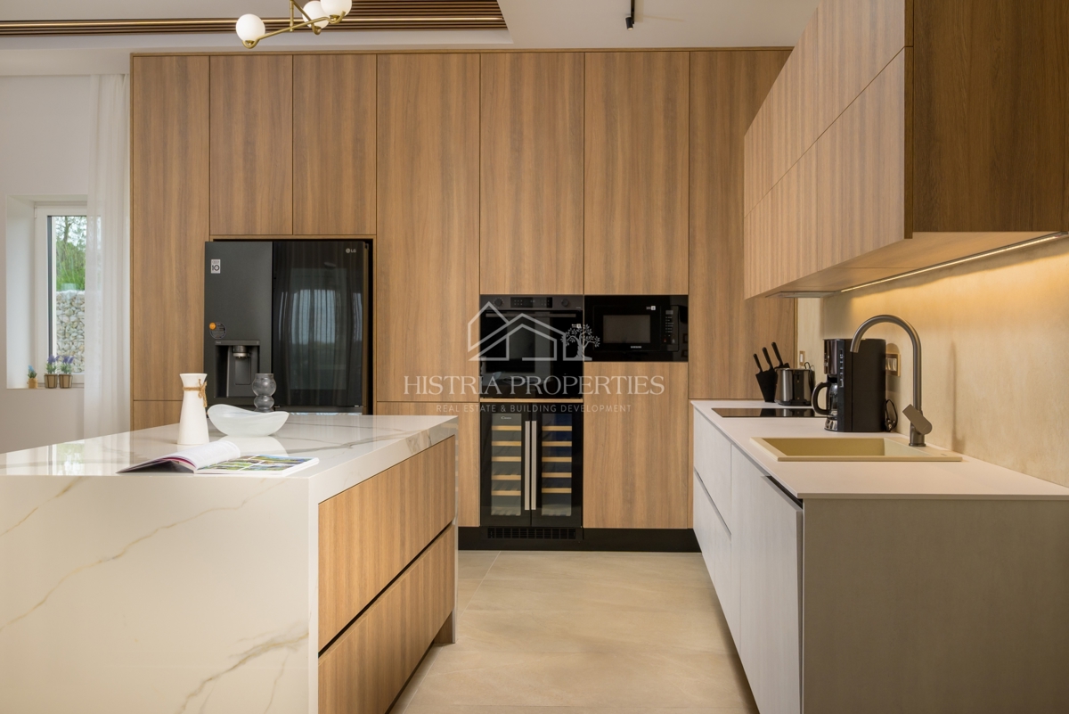 Villa estremamente economica, elegante e spaziosa ai margini della città con ricchi comfort e mobili di alta qualità