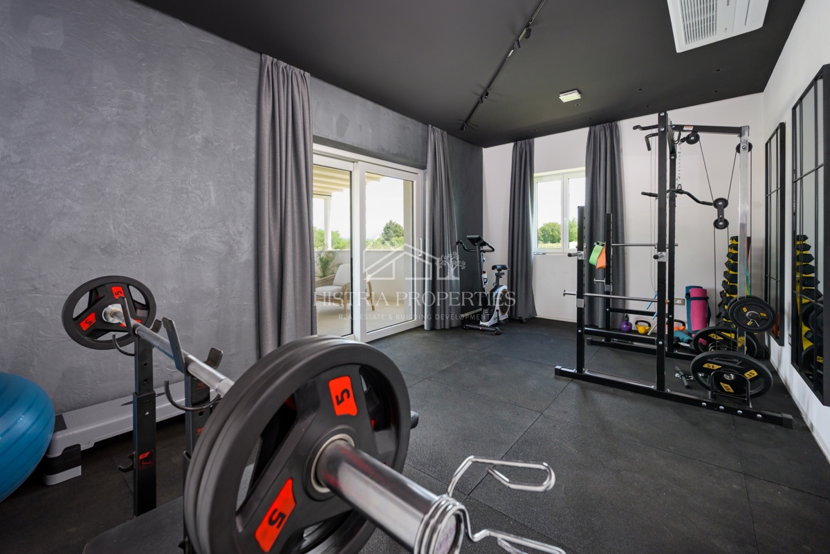 Villa estremamente economica, elegante e spaziosa ai margini della città con ricchi comfort e mobili di alta qualità