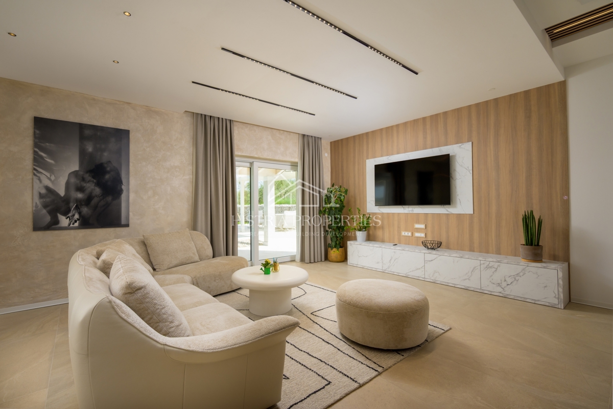 Villa estremamente economica, elegante e spaziosa ai margini della città con ricchi comfort e mobili di alta qualità