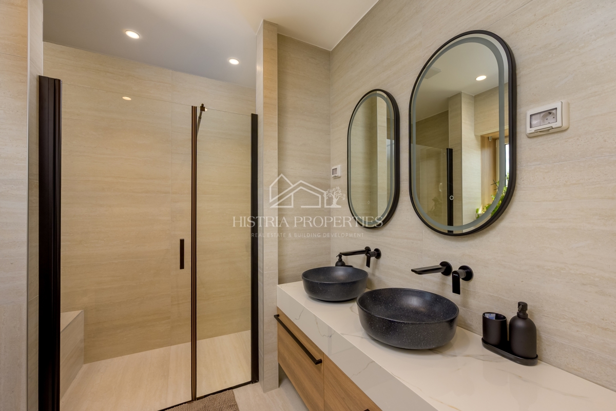 Villa estremamente economica, elegante e spaziosa ai margini della città con ricchi comfort e mobili di alta qualità