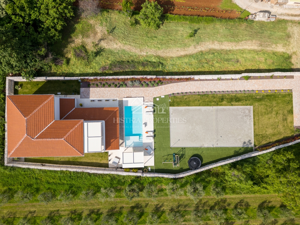 Villa estremamente economica, elegante e spaziosa ai margini della città con ricchi comfort e mobili di alta qualità