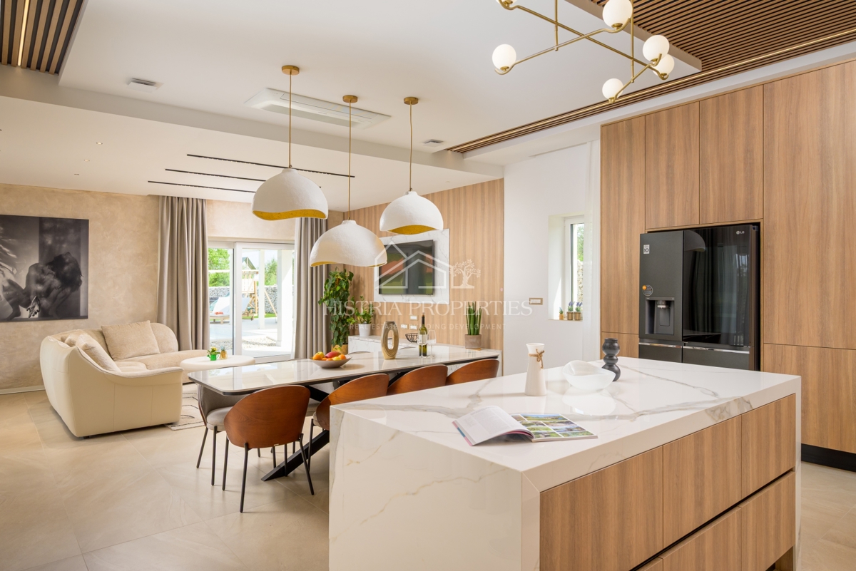 Villa estremamente economica, elegante e spaziosa ai margini della città con ricchi comfort e mobili di alta qualità