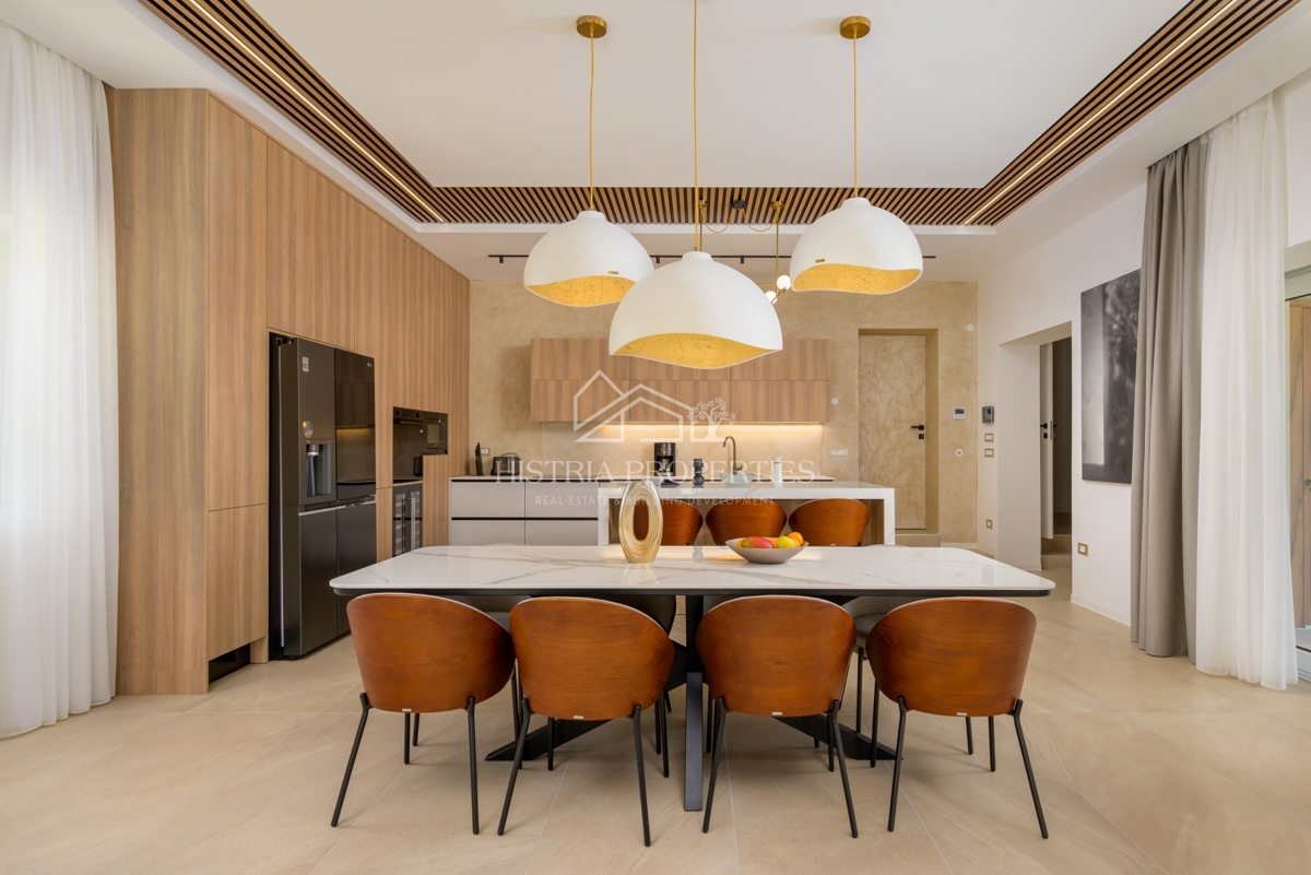 Villa estremamente economica, elegante e spaziosa ai margini della città con ricchi comfort e mobili di alta qualità