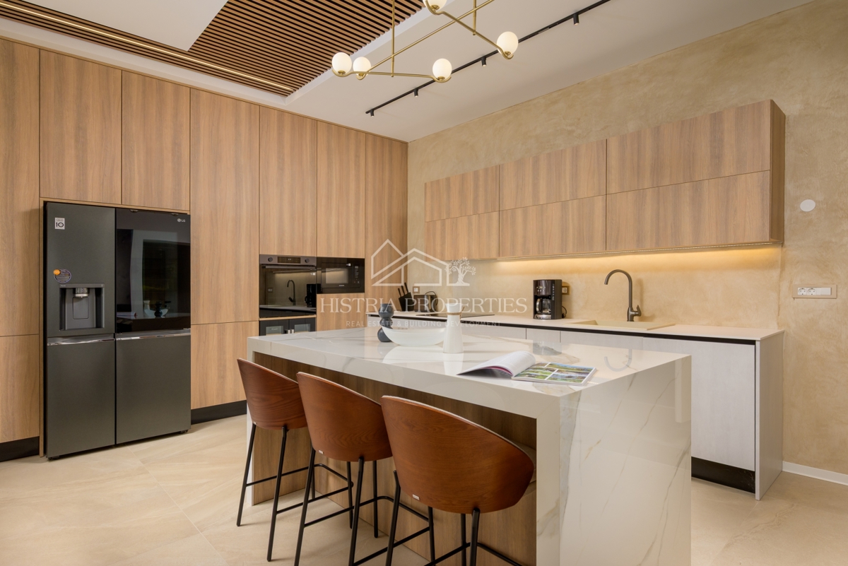 Villa estremamente economica, elegante e spaziosa ai margini della città con ricchi comfort e mobili di alta qualità