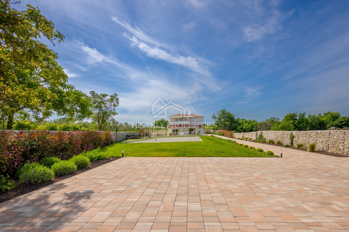 Villa estremamente economica, elegante e spaziosa ai margini della città con ricchi comfort e mobili di alta qualità