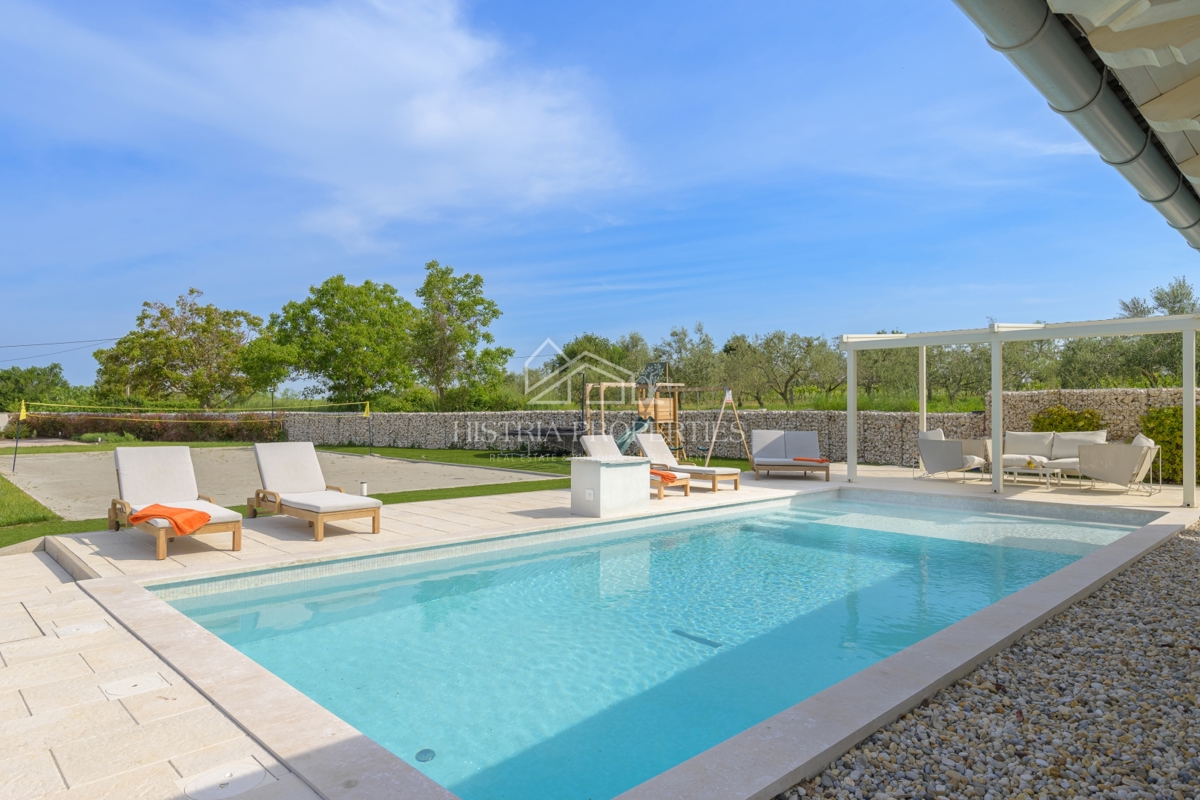 Villa estremamente economica, elegante e spaziosa ai margini della città con ricchi comfort e mobili di alta qualità