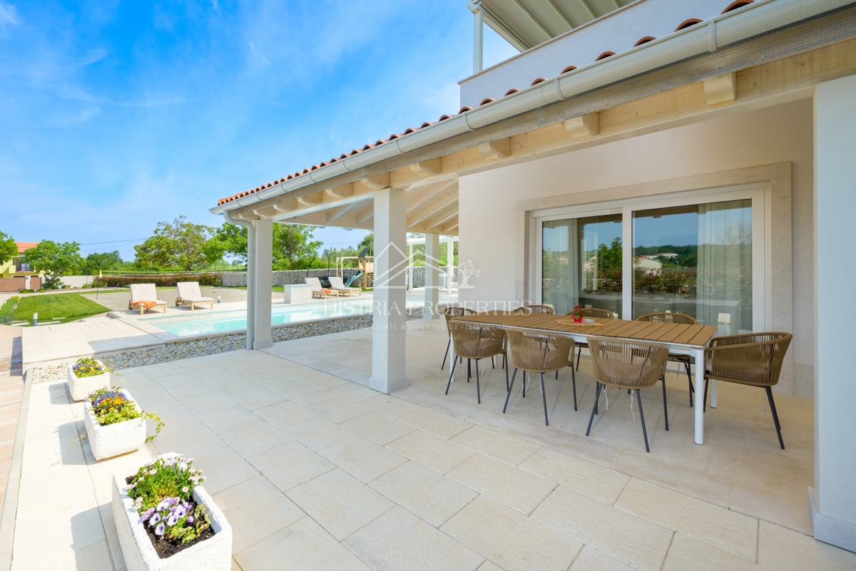 Villa estremamente economica, elegante e spaziosa ai margini della città con ricchi comfort e mobili di alta qualità