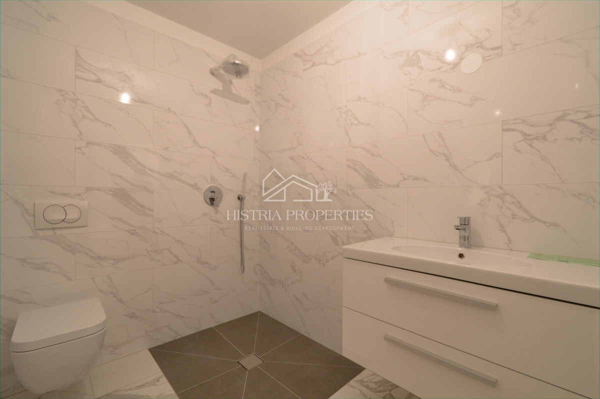 Un appartamento in un nuovo edificio vicino a Parenzo con possibilità di credito è un'opportunità ideale per risolvere il problema abitativo