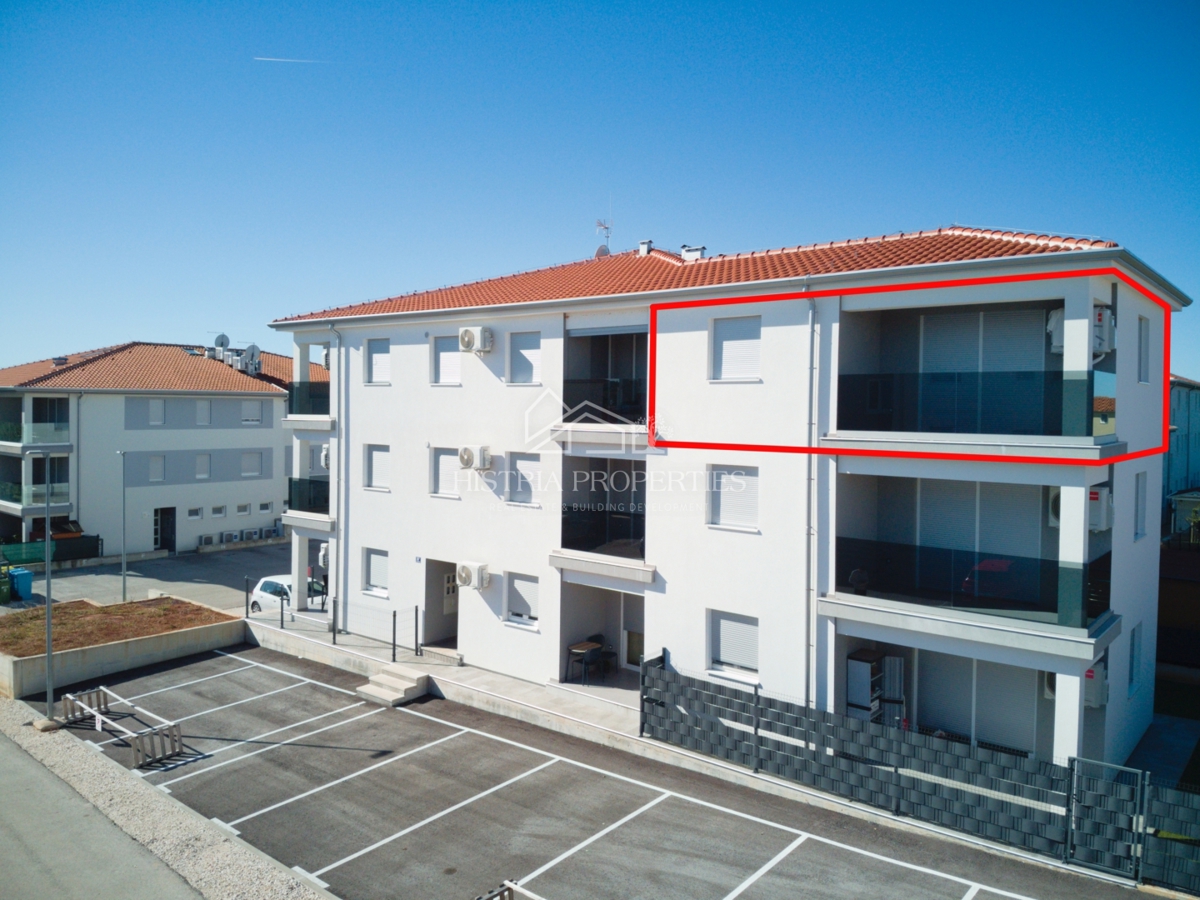 Un appartamento in un nuovo edificio vicino a Parenzo con possibilità di credito è un'opportunità ideale per risolvere il problema abitativo