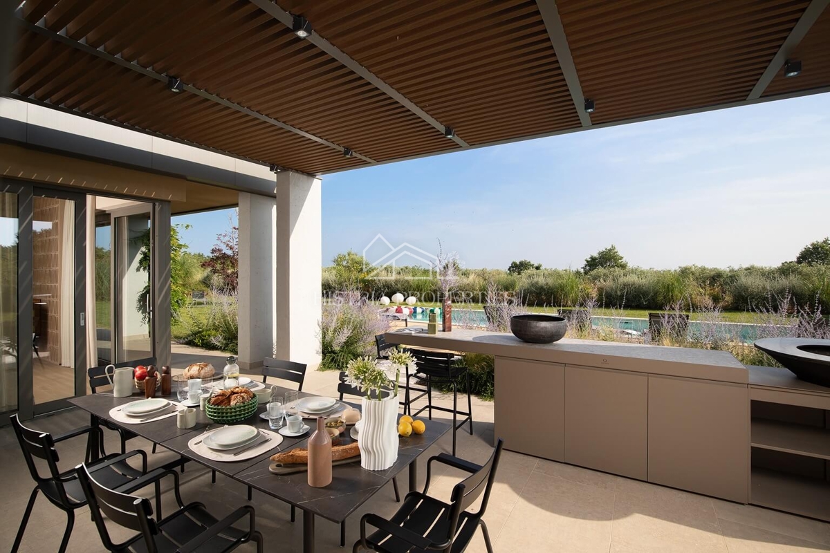 Design architettonico contemporaneo e una casa che vi farà fermare per un momento con una vista suggestiva sulle isole Brioni