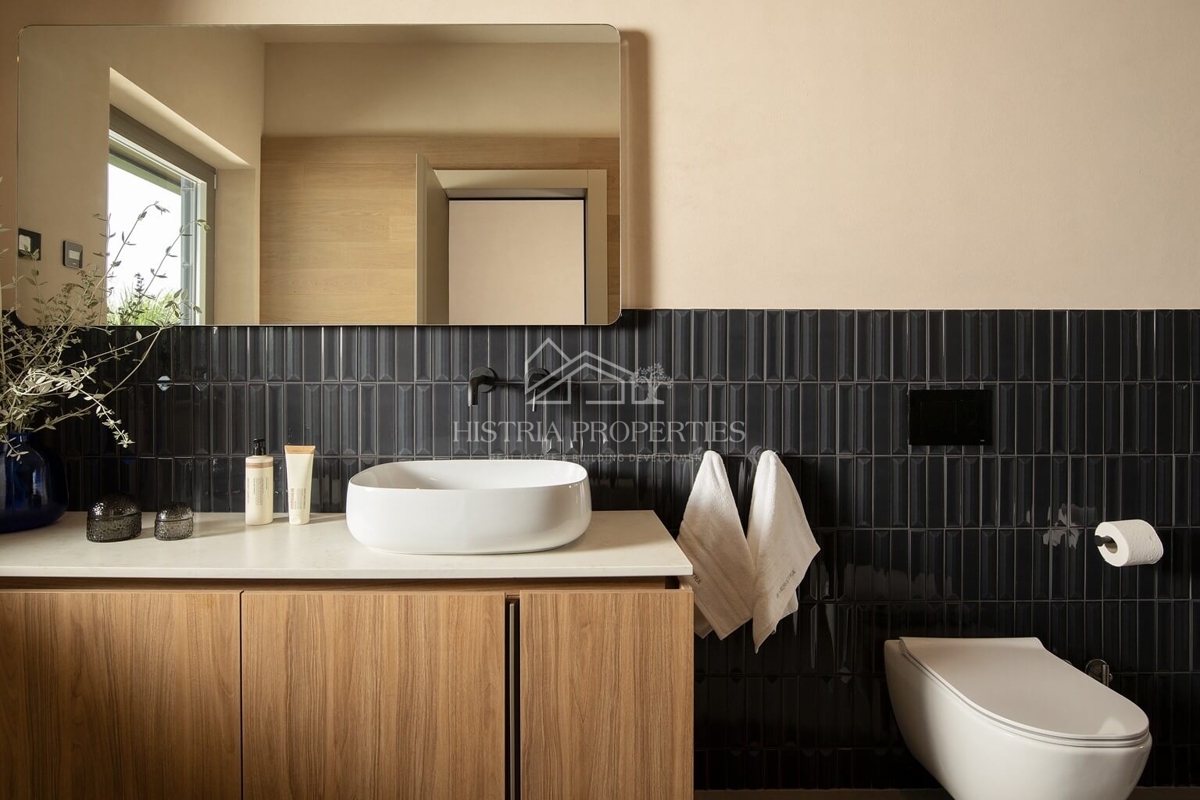 Design architettonico contemporaneo e una casa che vi farà fermare per un momento con una vista suggestiva sulle isole Brioni