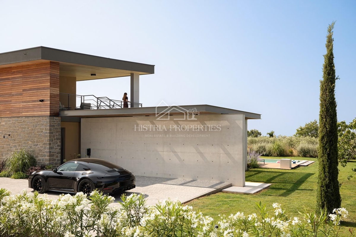 Design architettonico contemporaneo e una casa che vi farà fermare per un momento con una vista suggestiva sulle isole Brioni