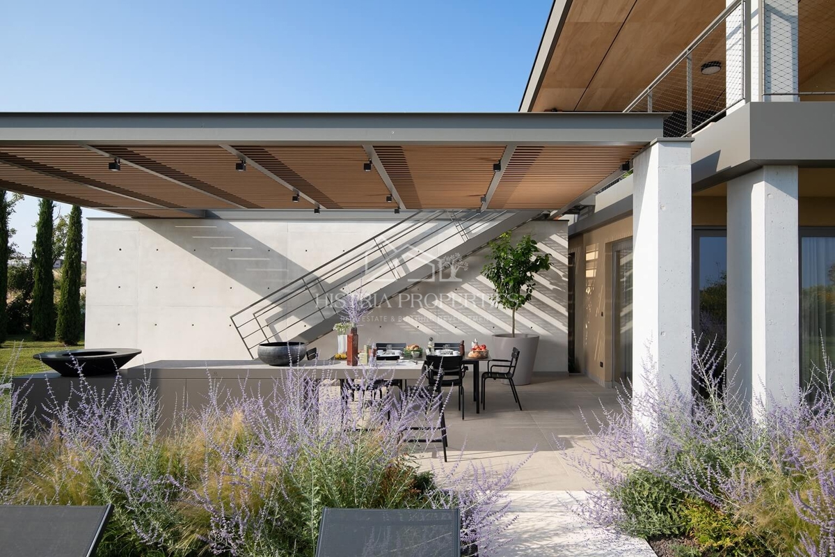 Design architettonico contemporaneo e una casa che vi farà fermare per un momento con una vista suggestiva sulle isole Brioni