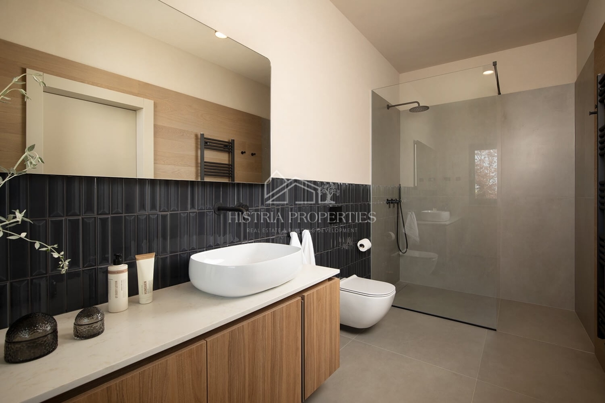 Design architettonico contemporaneo e una casa che vi farà fermare per un momento con una vista suggestiva sulle isole Brioni