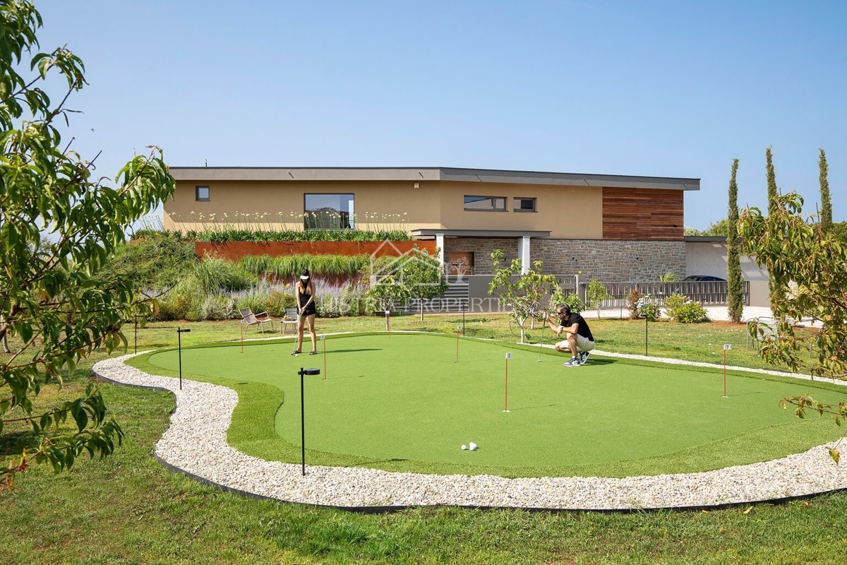 Design architettonico contemporaneo e una casa che vi farà fermare per un momento con una vista suggestiva sulle isole Brioni