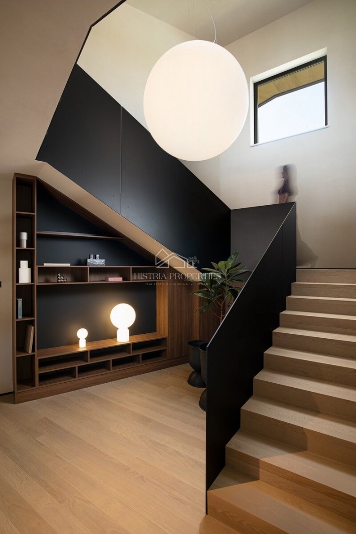 Design architettonico contemporaneo e una casa che vi farà fermare per un momento con una vista suggestiva sulle isole Brioni