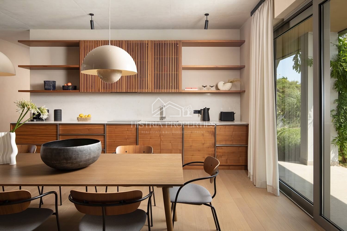 Design architettonico contemporaneo e una casa che vi farà fermare per un momento con una vista suggestiva sulle isole Brioni