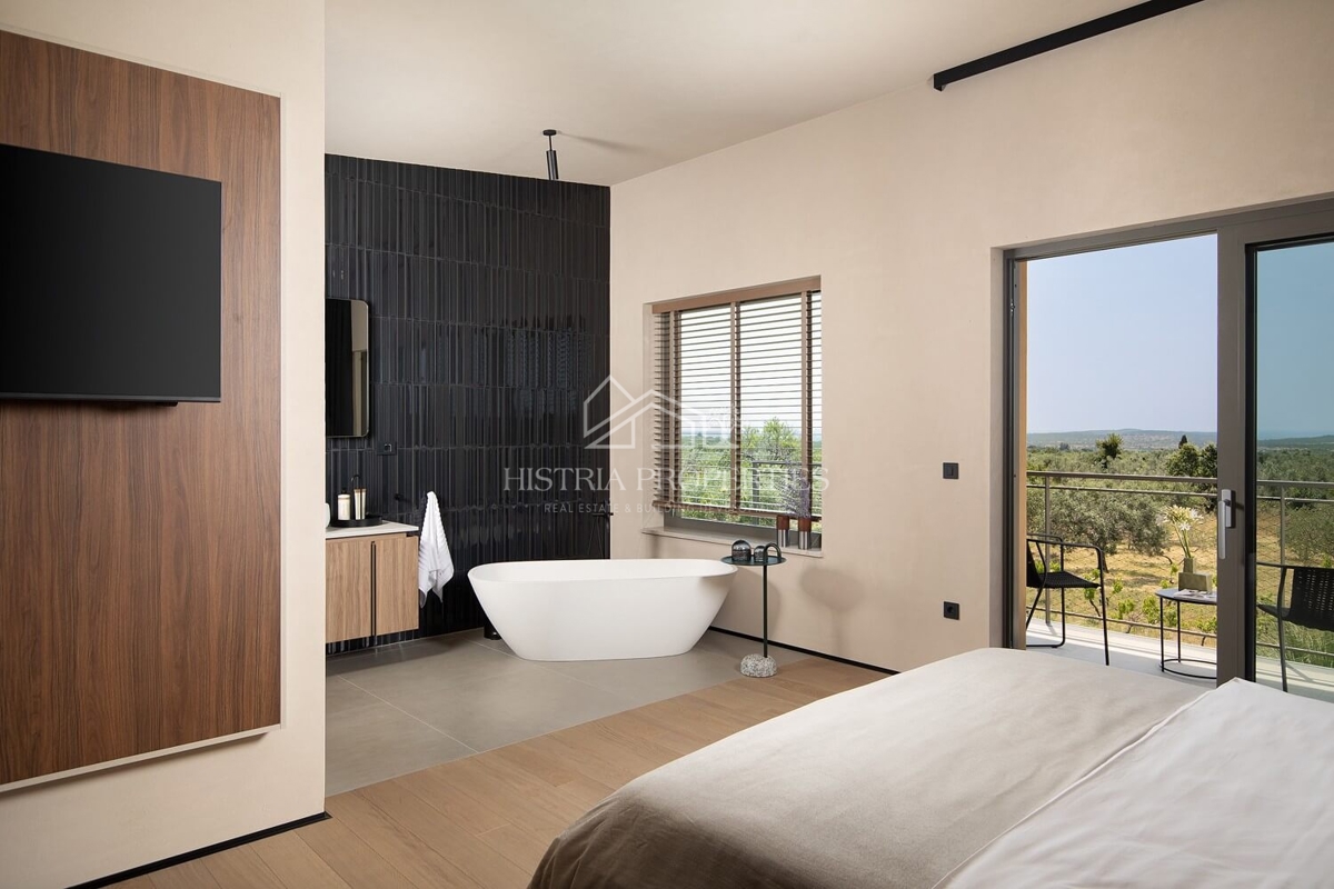 Design architettonico contemporaneo e una casa che vi farà fermare per un momento con una vista suggestiva sulle isole Brioni