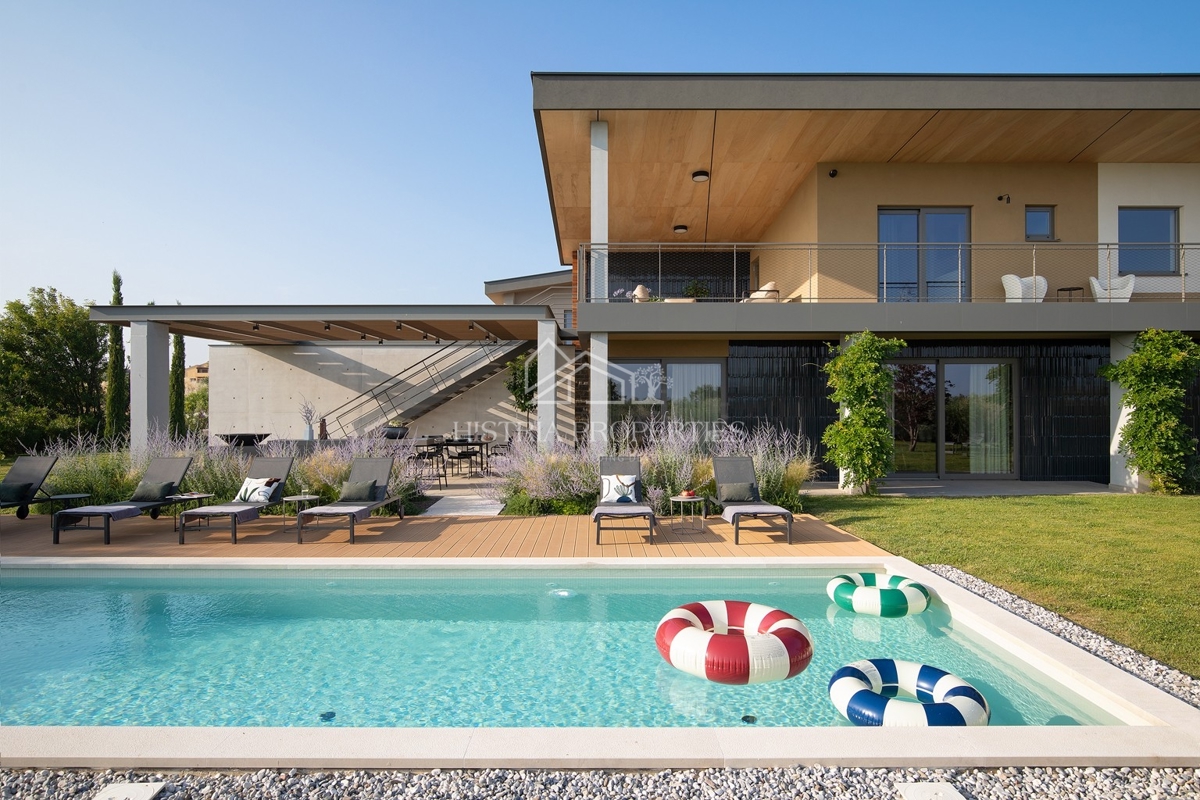 Design architettonico contemporaneo e una casa che vi farà fermare per un momento con una vista suggestiva sulle isole Brioni