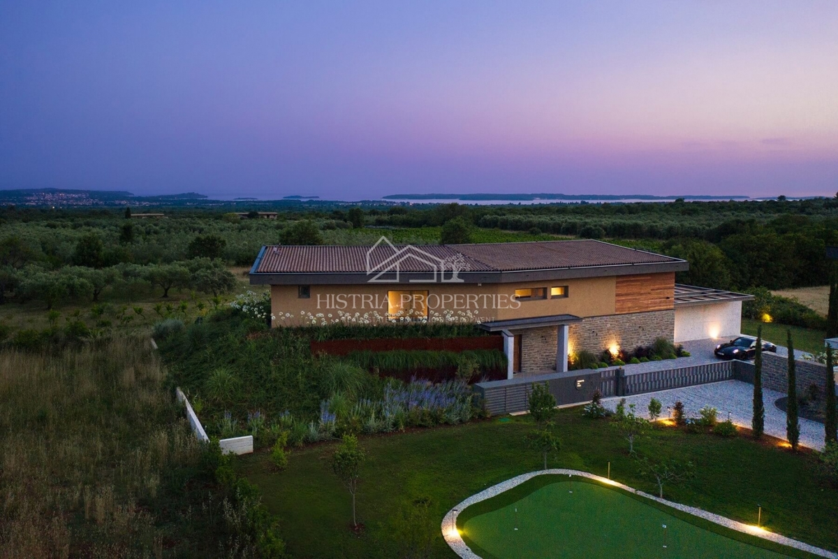 Design architettonico contemporaneo e una casa che vi farà fermare per un momento con una vista suggestiva sulle isole Brioni