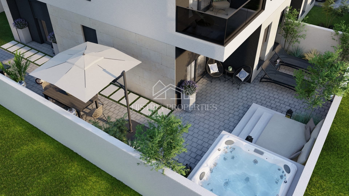 Appartamento di nuova costruzione con ampio cortile vicino al centro di Pola e notevoli vantaggi nell'acquisto