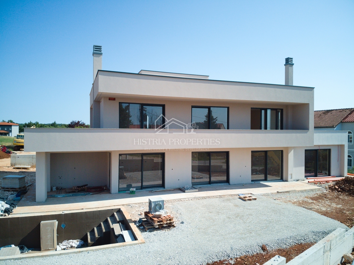 Terrazza panoramica con vista, jacuzzi e spaziosa villa di qualità in una città con tutti i comfort