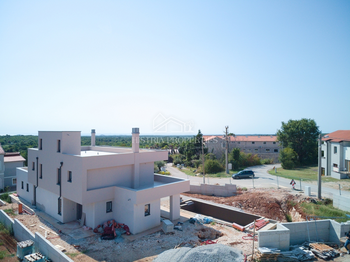 Terrazza panoramica con vista, jacuzzi e spaziosa villa di qualità in una città con tutti i comfort
