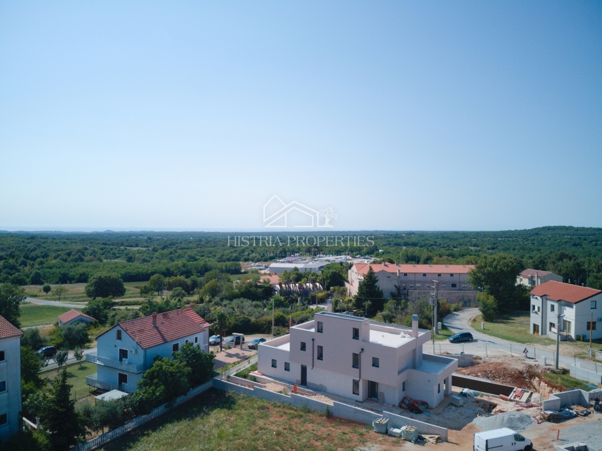 Terrazza panoramica con vista, jacuzzi e spaziosa villa di qualità in una città con tutti i comfort