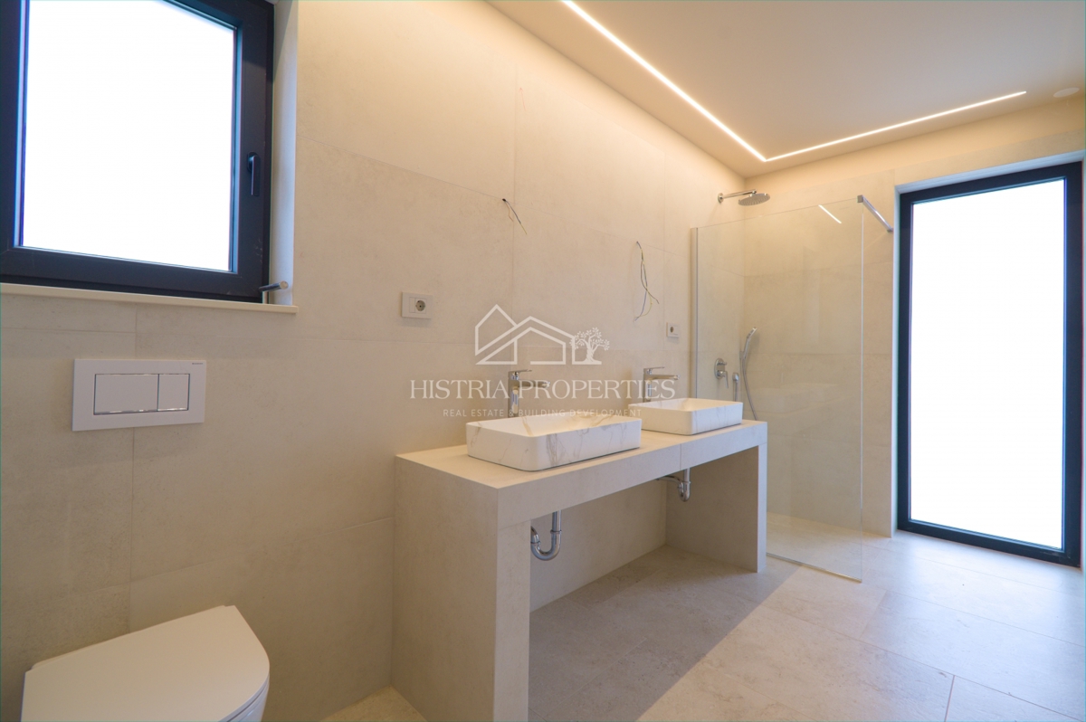 Moderna e confortevole villa con terrazza sul tetto, attrezzature di qualità e una vista unica