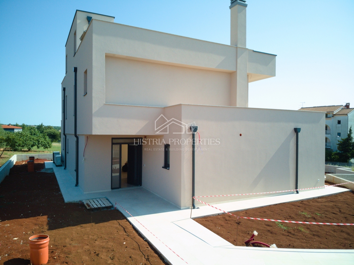 Moderna e confortevole villa con terrazza sul tetto, attrezzature di qualità e una vista unica