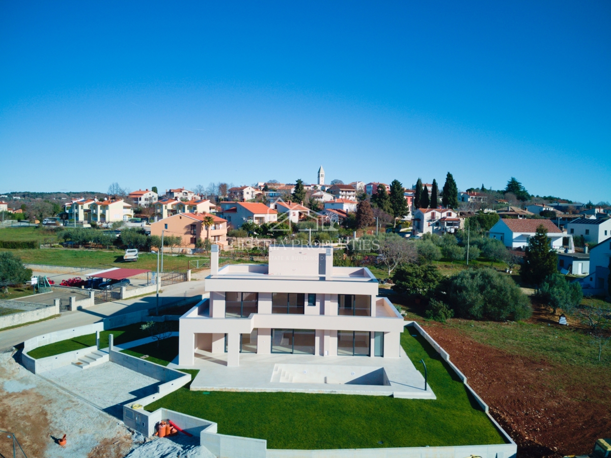 Moderna e confortevole villa con terrazza sul tetto, attrezzature di qualità e una vista unica