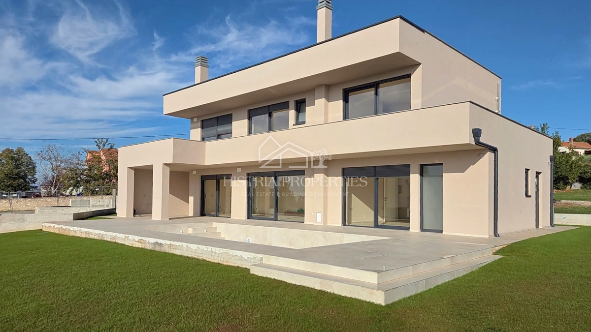 Moderna e confortevole villa con terrazza sul tetto, attrezzature di qualità e una vista unica