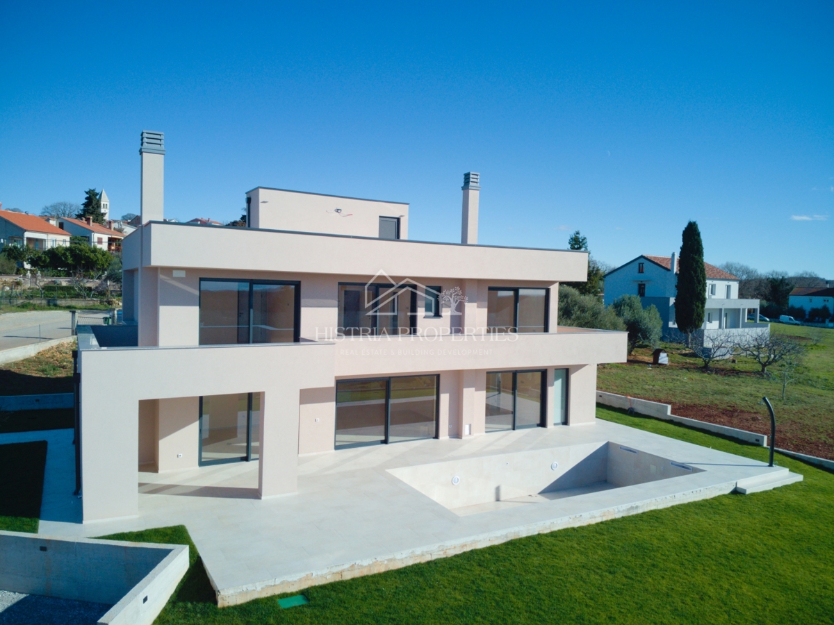 Moderna e confortevole villa con terrazza sul tetto, attrezzature di qualità e una vista unica