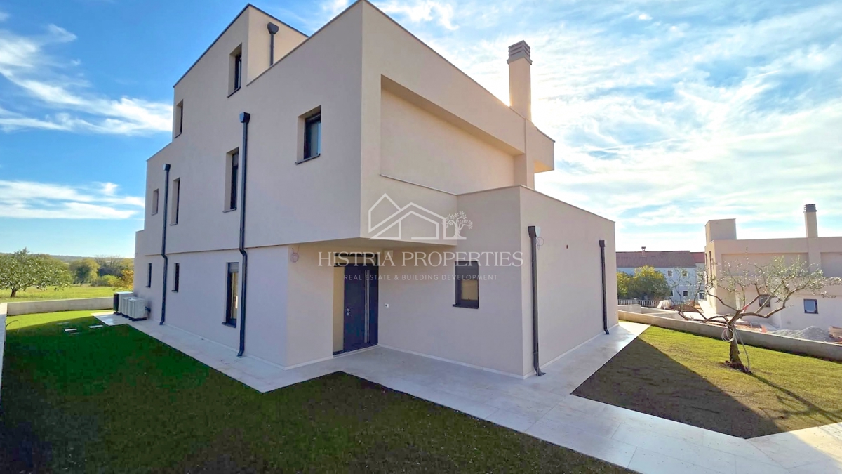 Moderna e confortevole villa con terrazza sul tetto, attrezzature di qualità e una vista unica