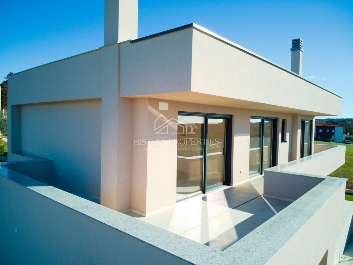 Moderna e confortevole villa con terrazza sul tetto, attrezzature di qualità e una vista unica