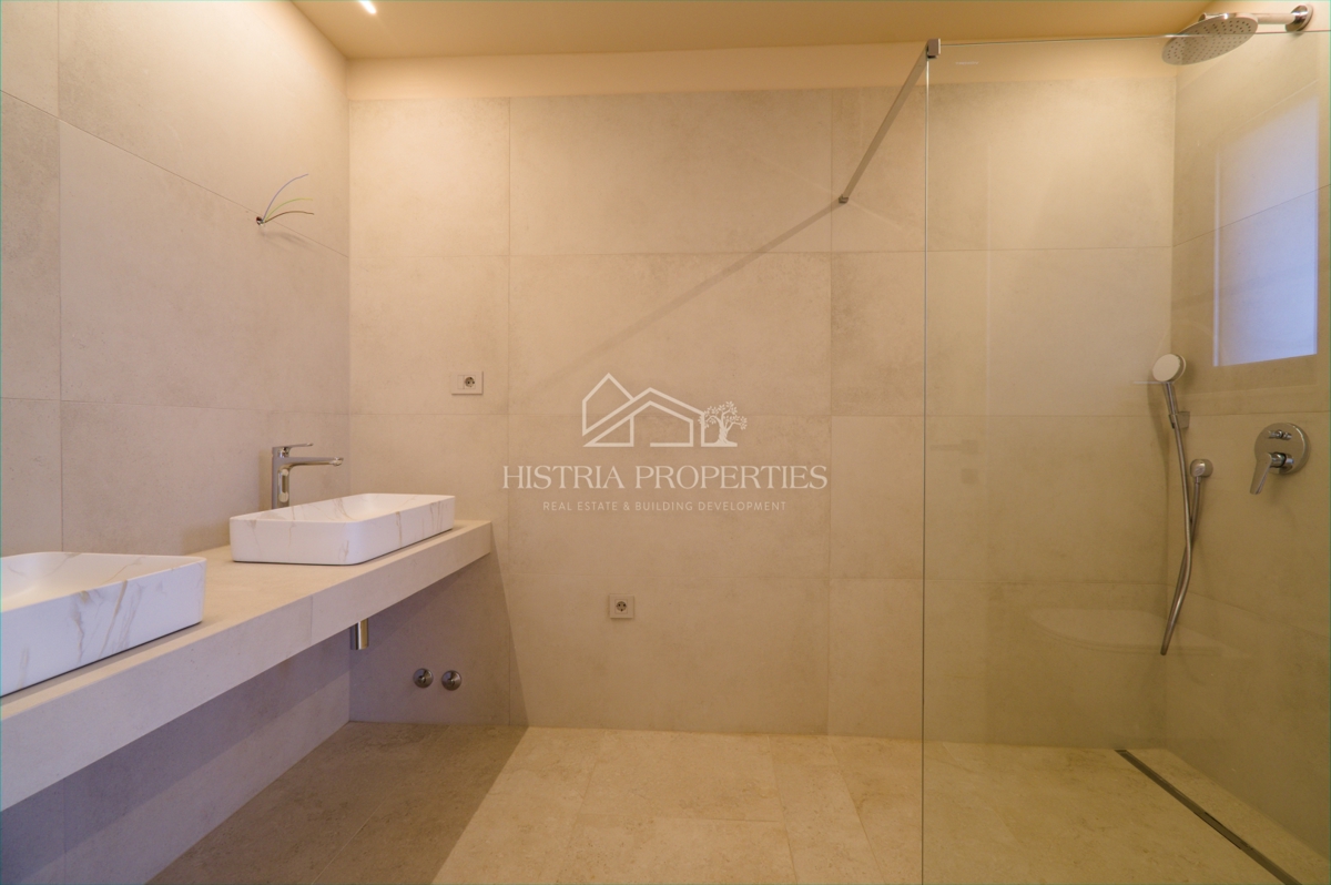 Moderna e confortevole villa con terrazza sul tetto, attrezzature di qualità e una vista unica