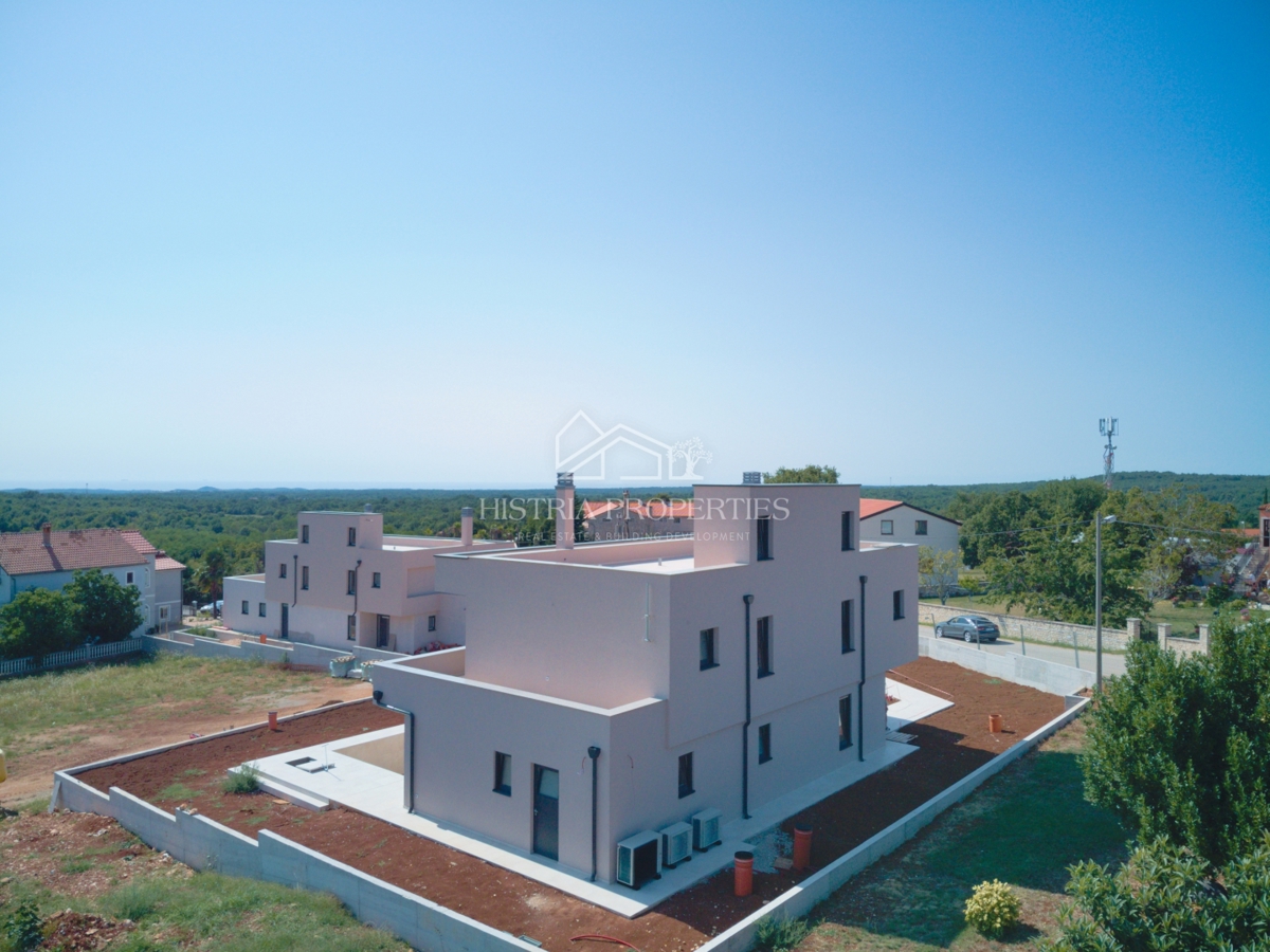 Moderna e confortevole villa con terrazza sul tetto, attrezzature di qualità e una vista unica