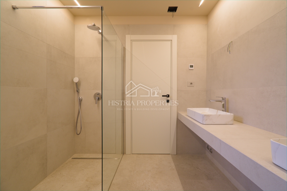 Moderna e confortevole villa con terrazza sul tetto, attrezzature di qualità e una vista unica