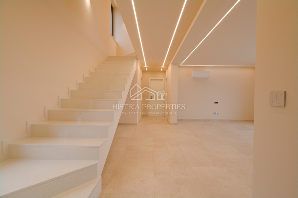 Moderna e confortevole villa con terrazza sul tetto, attrezzature di qualità e una vista unica