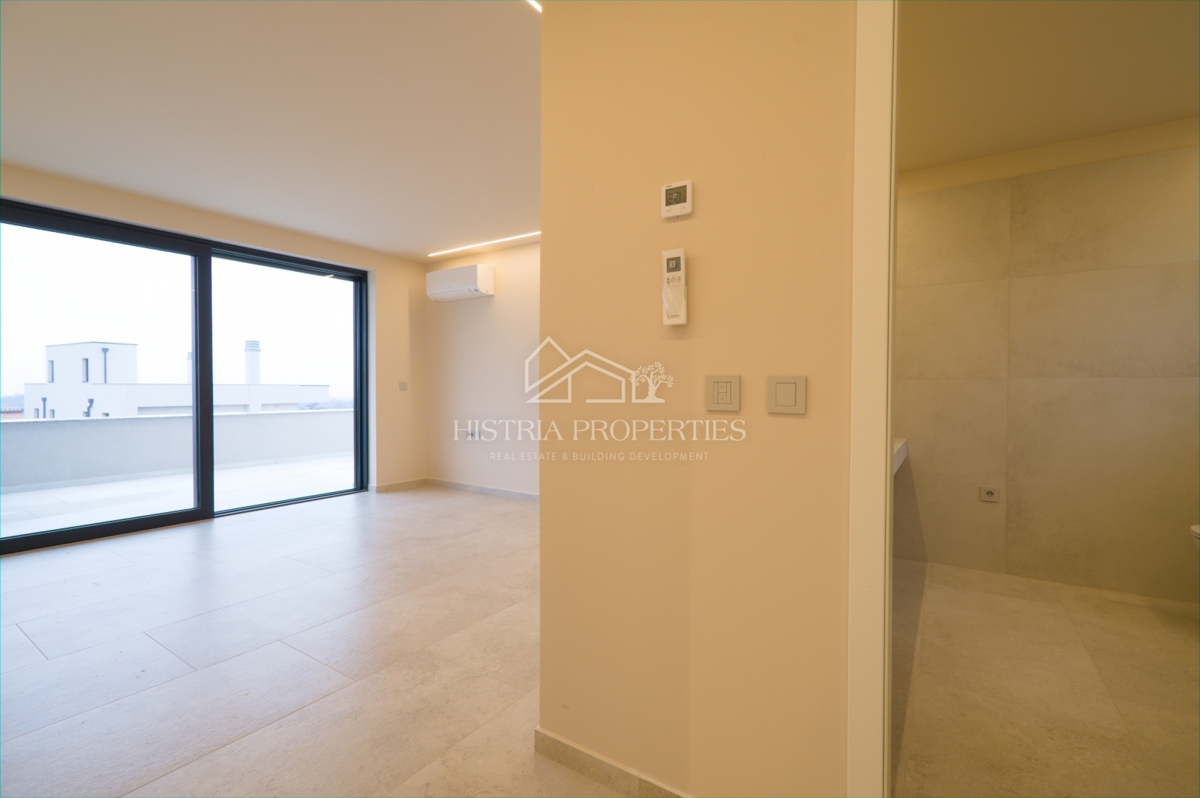 Moderna e confortevole villa con terrazza sul tetto, attrezzature di qualità e una vista unica