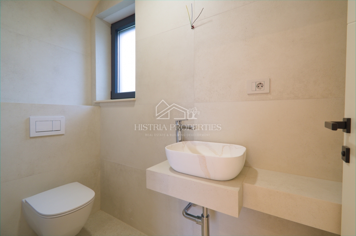 Moderna e confortevole villa con terrazza sul tetto, attrezzature di qualità e una vista unica