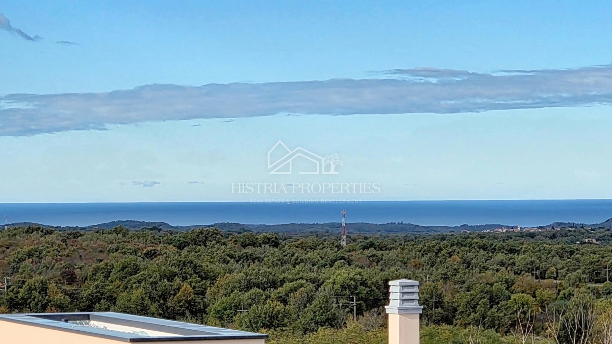 Moderna e confortevole villa con terrazza sul tetto, attrezzature di qualità e una vista unica