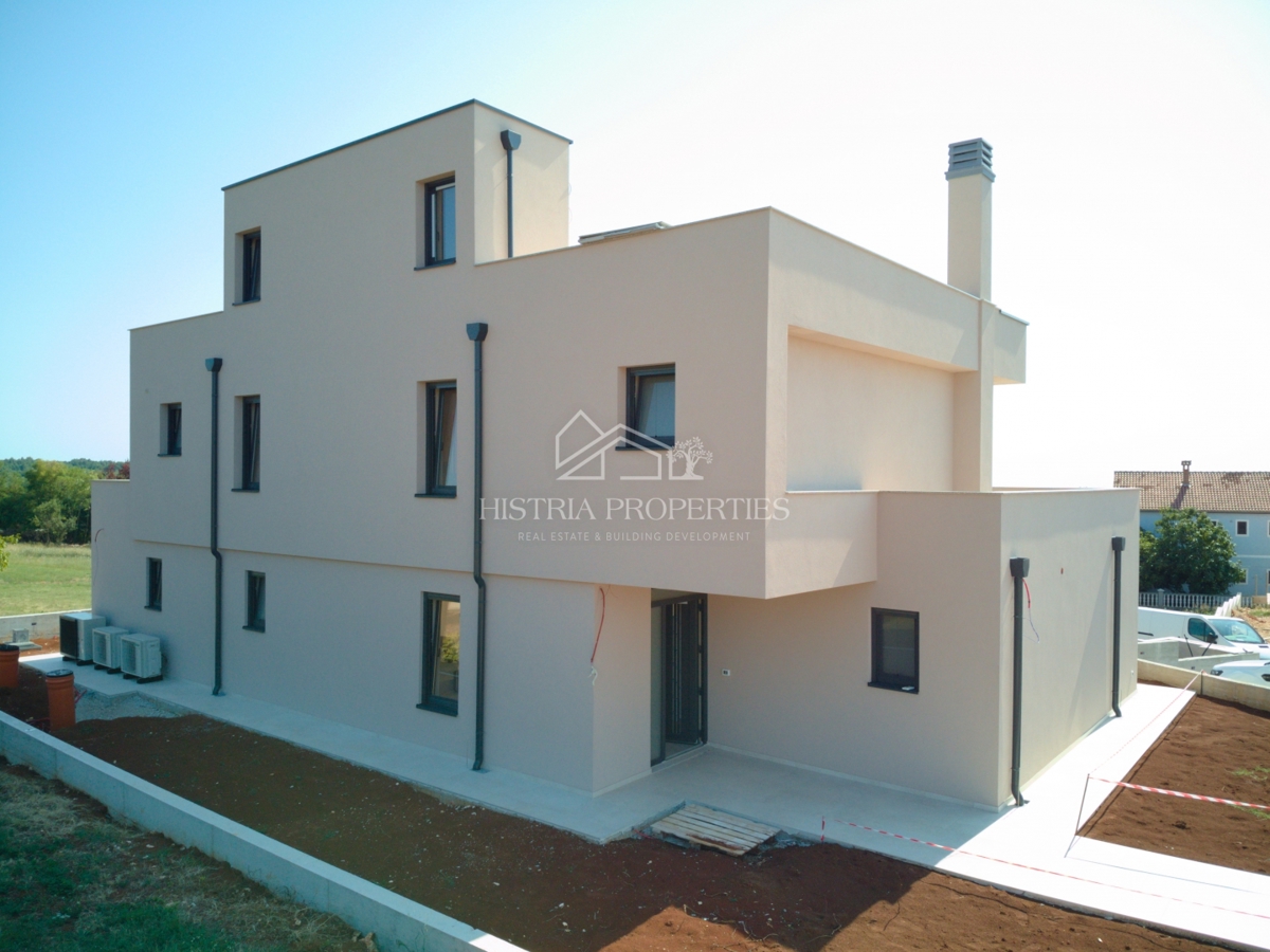 Moderna e confortevole villa con terrazza sul tetto, attrezzature di qualità e una vista unica