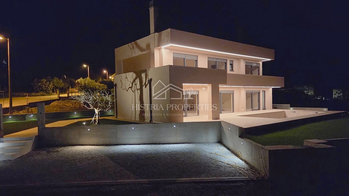 Moderna e confortevole villa con terrazza sul tetto, attrezzature di qualità e una vista unica